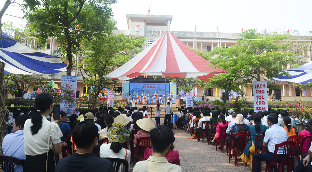 Buổi khai mạc thu h&uacute;t đ&ocirc;ng đảo người y&ecirc;u s&aacute;ch tham dự